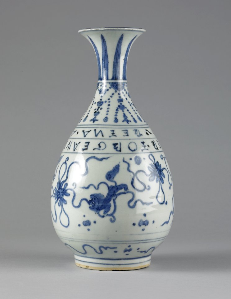 Chinese - Bottle Vase Made for a Portuguese Trader - Walters 491616 - Side C