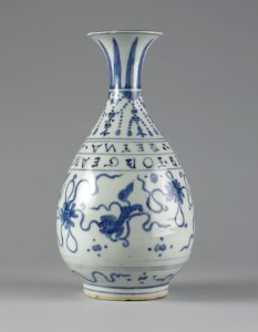 Chinese - Bottle Vase Made for a Portuguese Trader - Walters 491616 - Side C