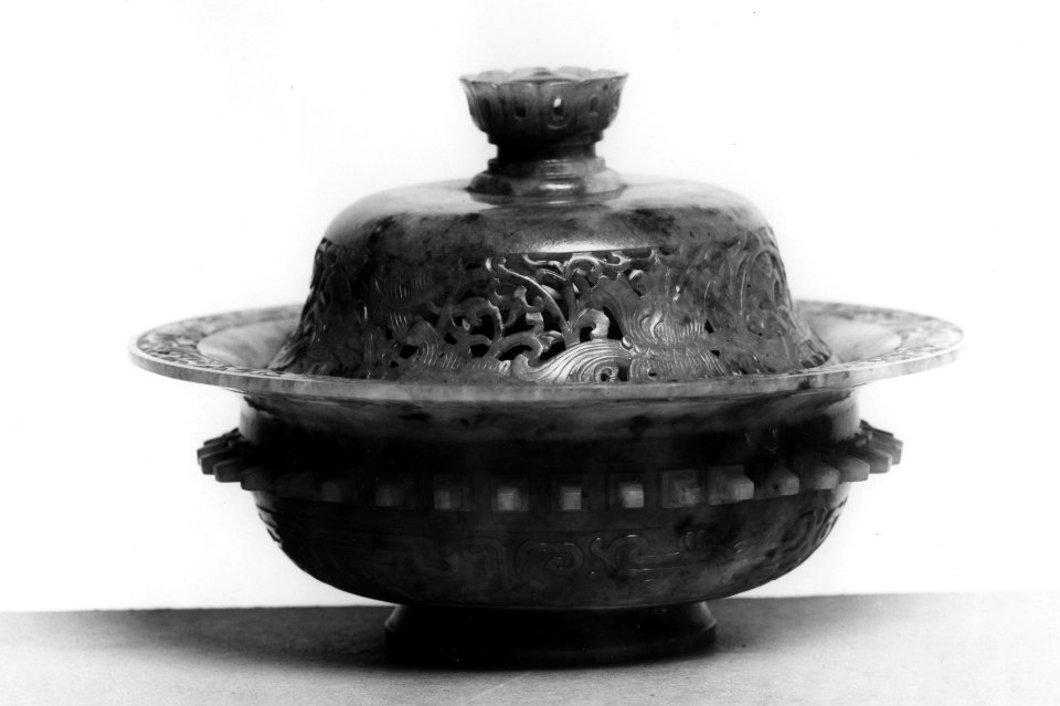 Chinese - Covered Dish with Floral and Archaic Designs - Walters 42335 - Profile