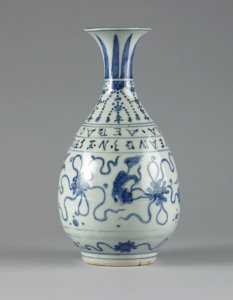 Chinese - Bottle Vase Made for a Portuguese Trader - Walters 491616 - Side A