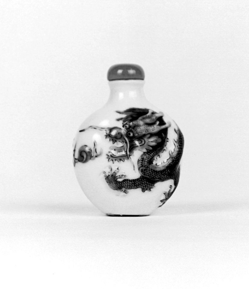Chinese - Snuff Bottle with Dragon - Walters 4997