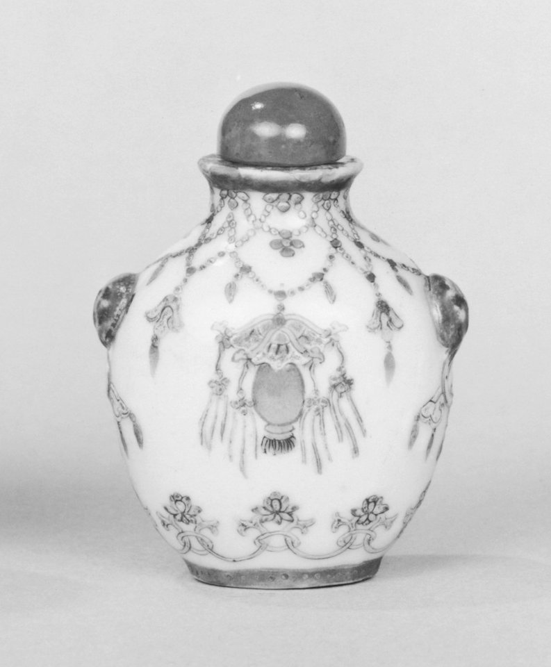 Chinese - Snuff Bottle with Lamps and Garlands - Walters 4983