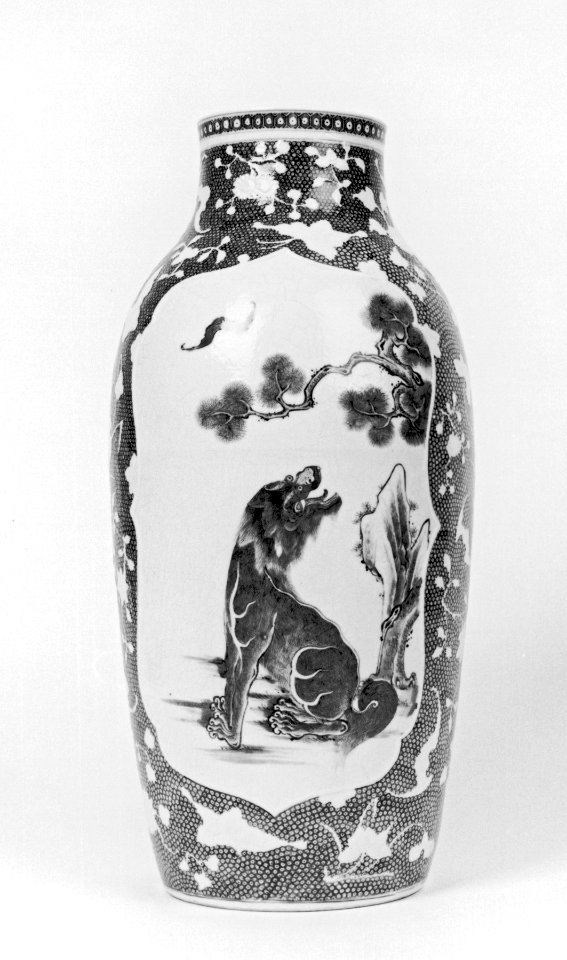 Chinese - Vase with Lions and Bats in Panels - Walters 491654 - View B
