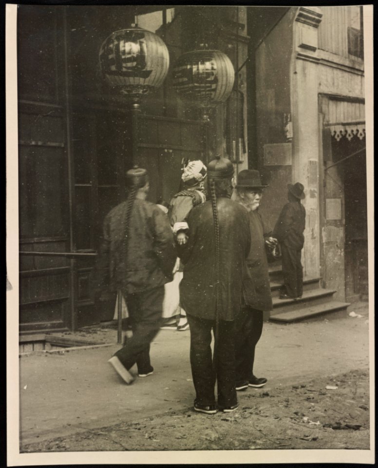 Chinese American men and child in front of building with hanging lanterns, Chinatown, San Francisco LCCN2015650744