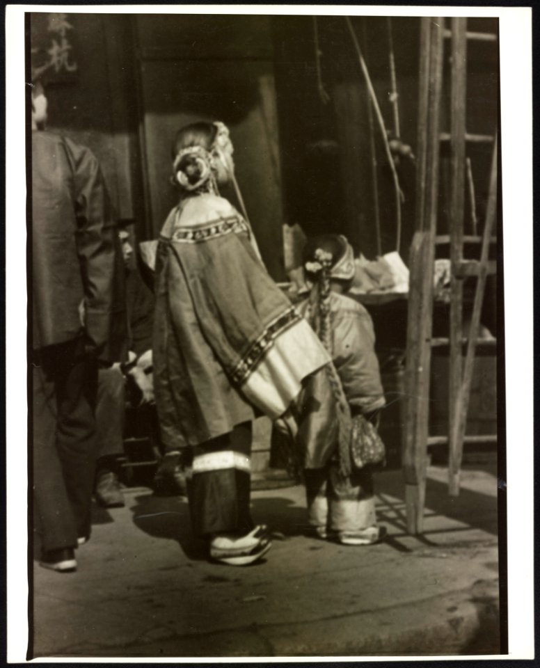 Chinese American woman and child, Chinatown, San Francisco LCCN2015650748