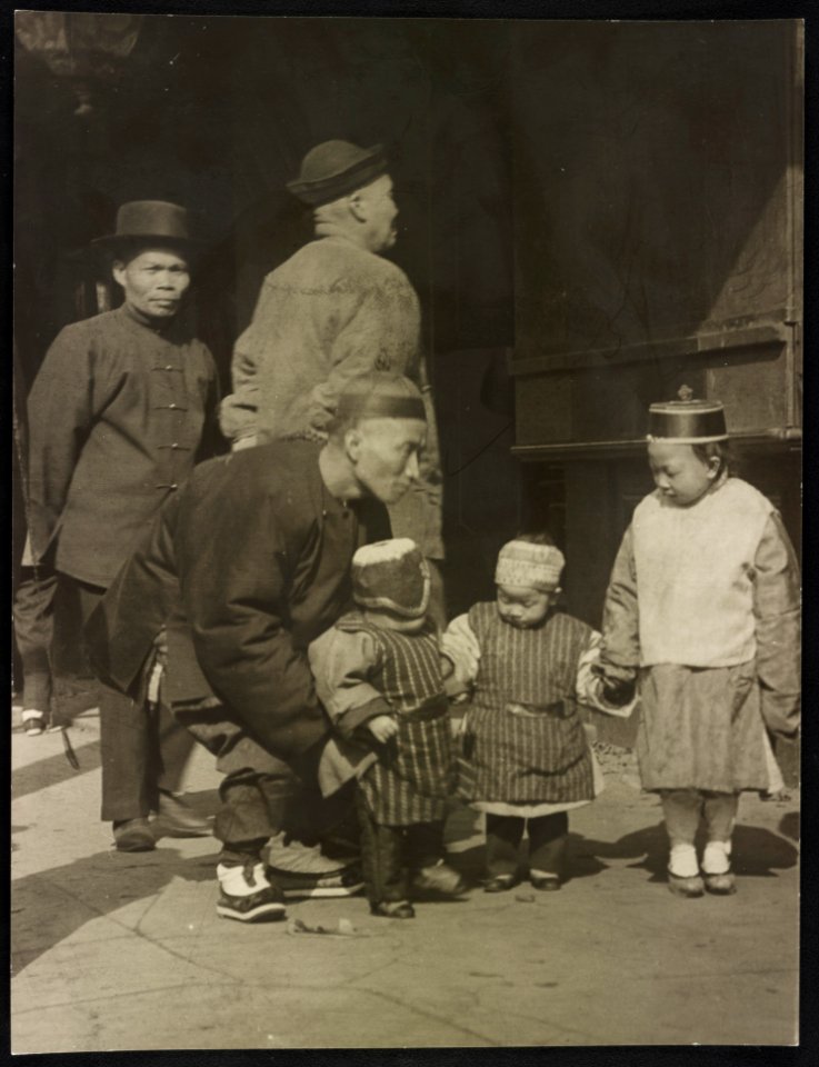 Chinese American men and children, Chinatown, San Francisco LCCN2015650749