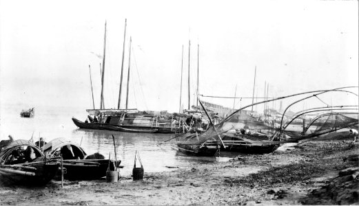 Chinese junk tied to Yang-tze River bank