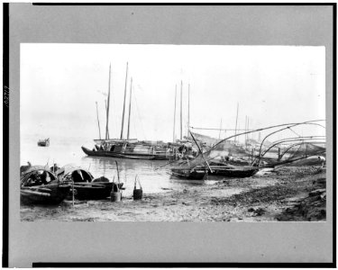 Chinese junk tied to Yang-tze River bank LCCN91719517