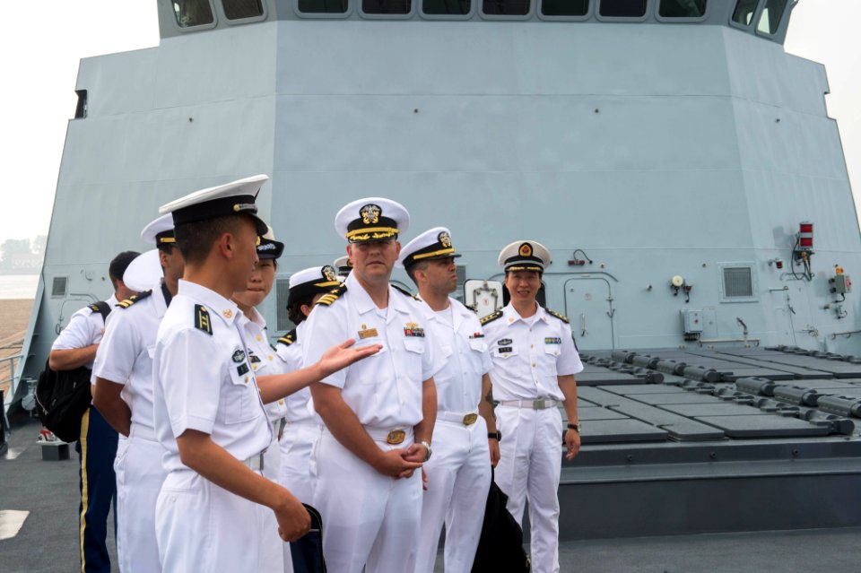 Chinese naval leadership tour USS Stethem 150728-N-UF697-617