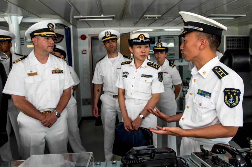 Chinese naval leadership tour USS Stethem 150728-N-UF697-651
