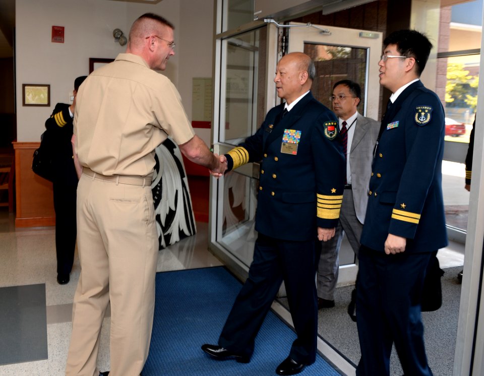 Chinese naval commander tours surface warfare school 140918-N-PX557-055