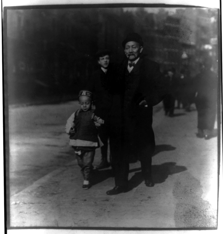 Chinese-American man walking with son, Chinatown, New York City LCCN2001704342