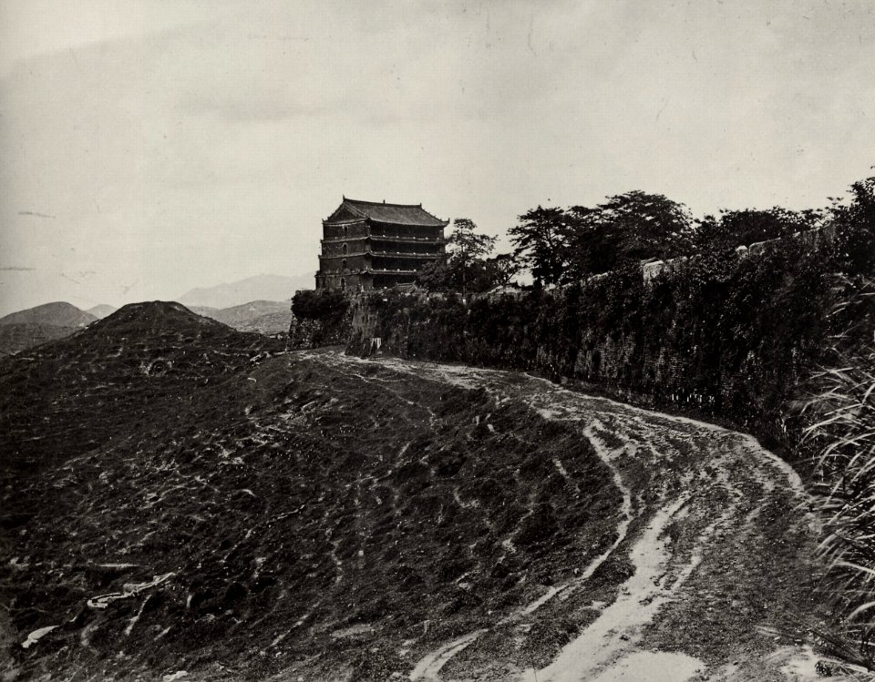 Chinesischer Photograph um 1860 - Fünfstöckige Pagoda gebaut auf der Mauer von Kanton (Zeno Fotografie)