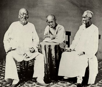 Chinesischer Photograph um 1861 - Alte Herren aus Kanton in Sommerkleidung (Zeno Fotografie) photo
