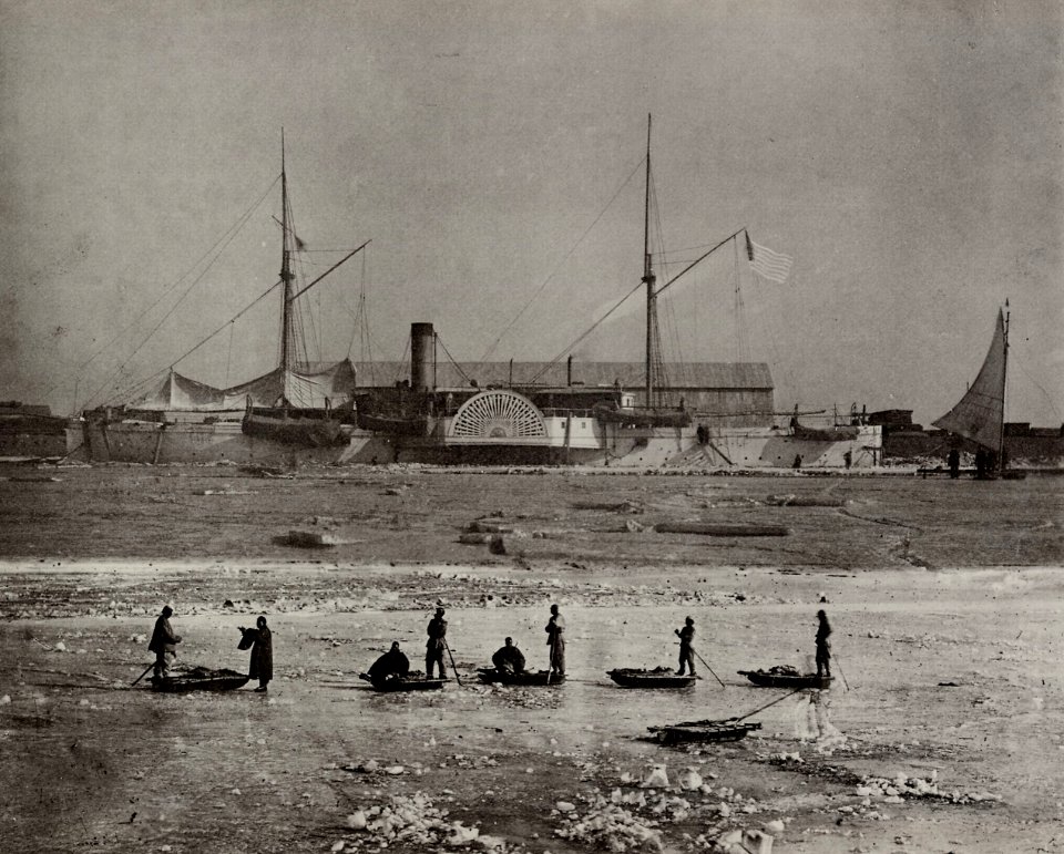 Chinesischer Photograph um 1870 - Die U.S.S. Monocacy trockengelegt während des Winters in Nordchina (Zeno Fotografie)