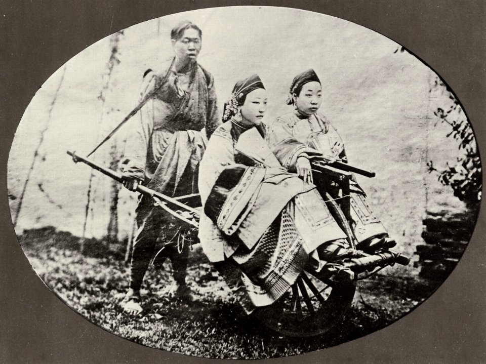 Chinesischer Photograph um 1875 - Frauen aus Manchu (Zeno Fotografie)