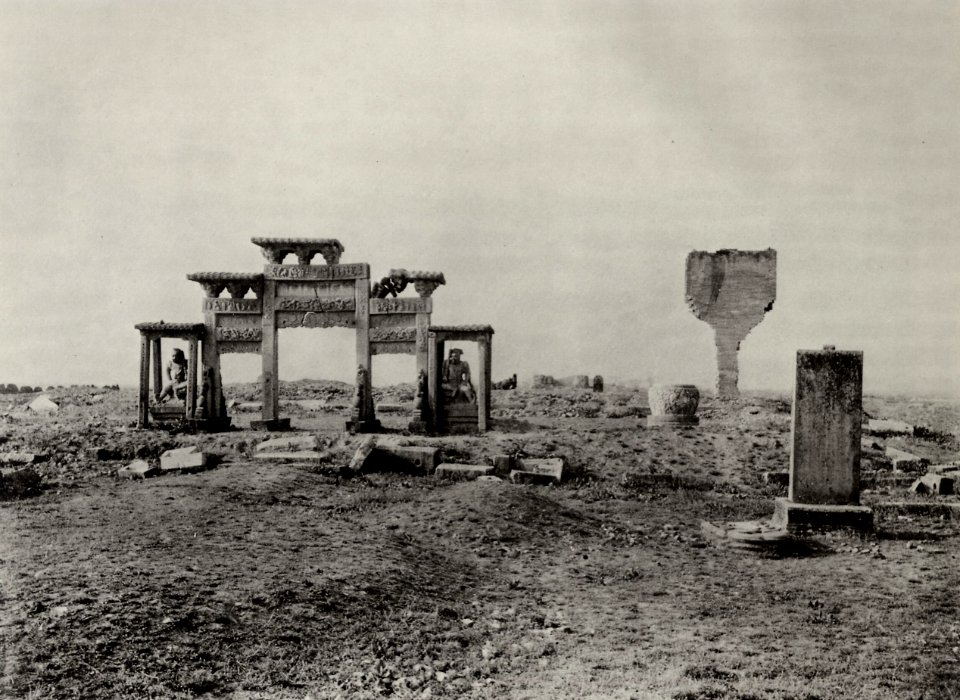 Chinesischer Photograph um 1900 - Ruinen eines buddhistischen Tempels in der Nähe von Sian, Hauptstadt von Shensi (Zeno Fotografie)