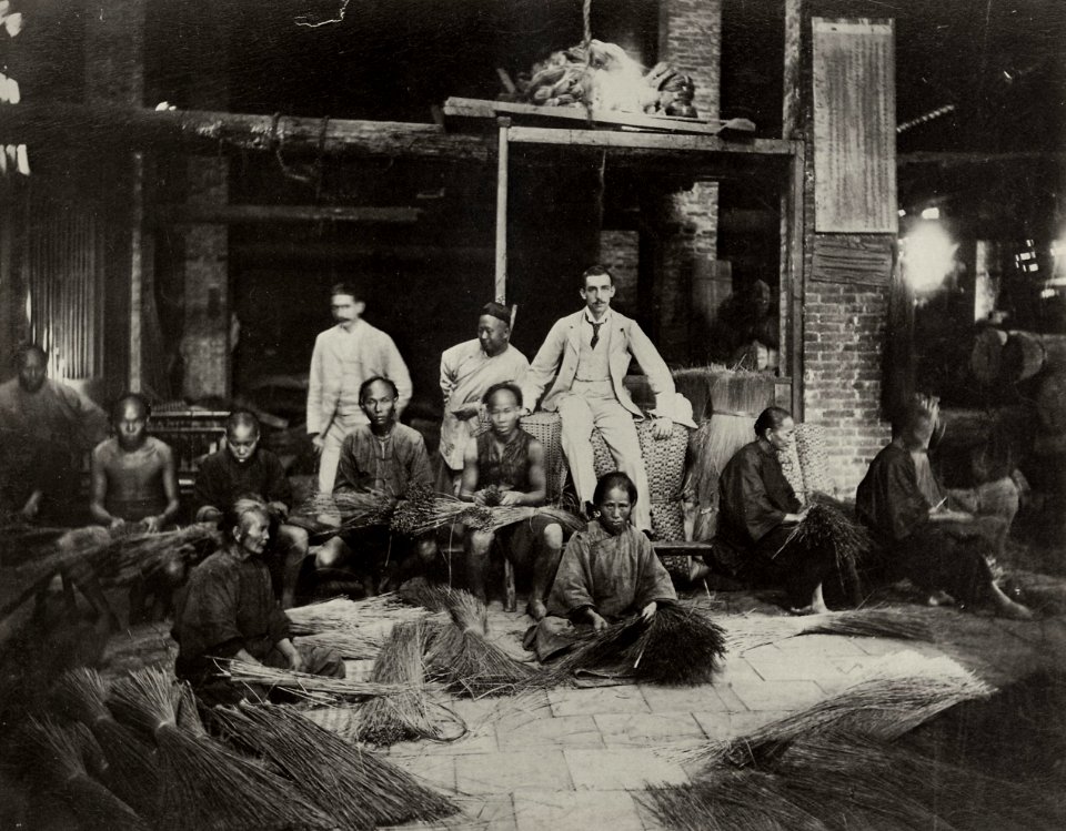 Chinesischer Photograph um 1875 - Westliche Kaufleute in einer Rotangpalmen Fabrik (Zeno Fotografie)