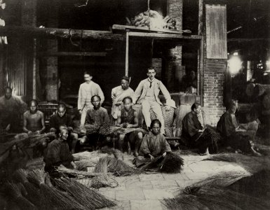 Chinesischer Photograph um 1875 - Westliche Kaufleute in einer Rotangpalmen Fabrik (Zeno Fotografie)