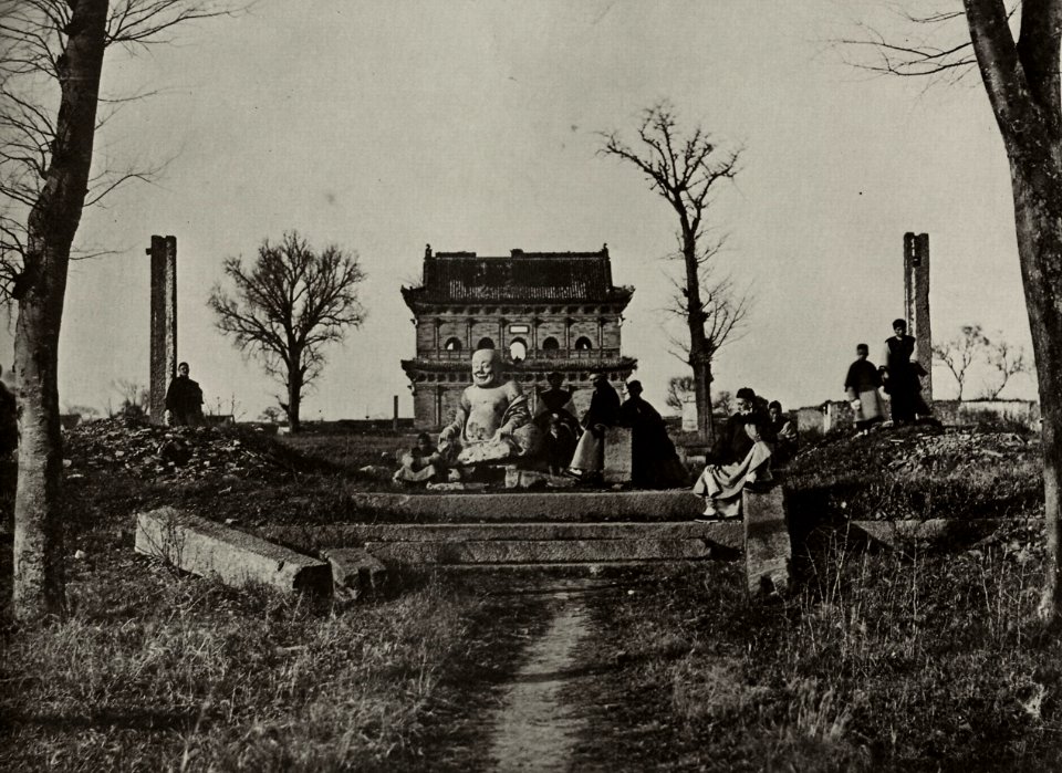 Chinesischer Photograph um 1865 - Europäer und Chinesen bei einem Tempel neben Soochow (Zeno Fotografie)