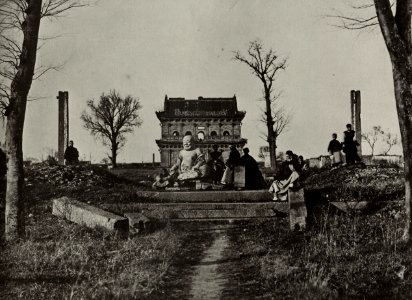 Chinesischer Photograph um 1865 - Europäer und Chinesen bei einem Tempel neben Soochow (Zeno Fotografie)
