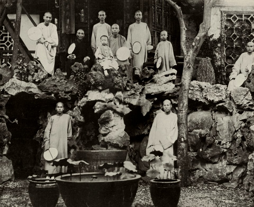 Chinesischer Photograph um 1865 - Mönche in einsamer Grotte, Peking (Zeno Fotografie)