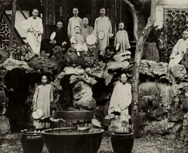 Chinesischer Photograph um 1865 - Mönche in einsamer Grotte, Peking (Zeno Fotografie)