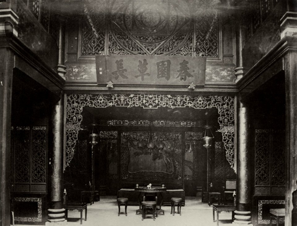 Chinesischer Photograph um 1870 - Ein Raum in der Wohnung einer reichen chinesischen Familie (Zeno Fotografie)