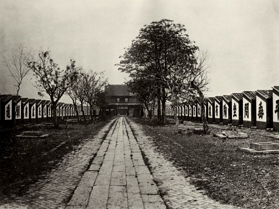 Chinesischer Photograph um 1873 - Prüfungshallen, mit 7.500 Zellen, Kanton (Zeno Fotografie)