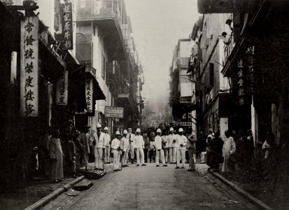 Chinesischer Photograph um 1890 - Seucheninspektoren, Hong Kong (Zeno Fotografie)