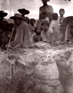 Chiriguanoindianer samlade kring en grav under utgrävning. Sydamerika. Bolivia - SMVK - 004932