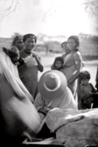 Chiriguanoindianer hos hövdingen Maringay. Damen i hatten är Olga Nordenskiöld. Bolivia. Sydamerika - SMVK - 004915 photo