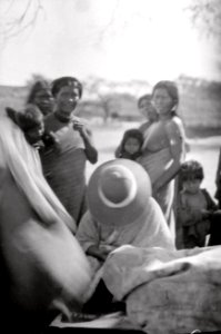 Chiriguanoindianer hos hövdingen Maringay. Damen i hatten är Olga Nordenskiöld. Bolivia. Sydamerika - SMVK - 004915