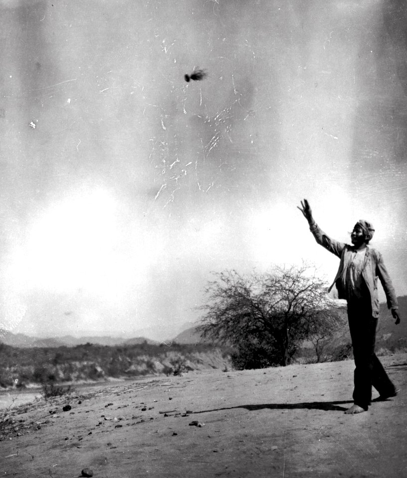 Chiriguanoindian som spelar boll av majsblad. Övre Pilcomayo. Rio Pilcomayo. Bolivia - SMVK - 004913