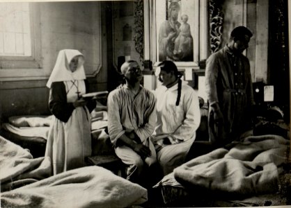Chirurgische Gruppe eines Feldspitals. Aufgenommen in Ostrozec, am 28.XI. 1915. (BildID 15540937)
