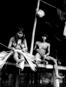 Chocókvinna flätar en korg. Erh, Från Erland Nordenskiöld 1928. Sambú River, Darién. Panama - SMVK - 004004