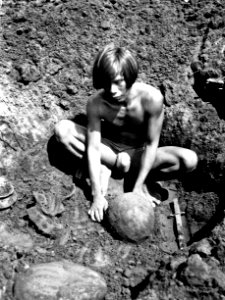 Chocóindianen Camilo deltar vid en utgrävning av grav 24. Colombias västkust. Bahía de Cupica - SMVK - 003437