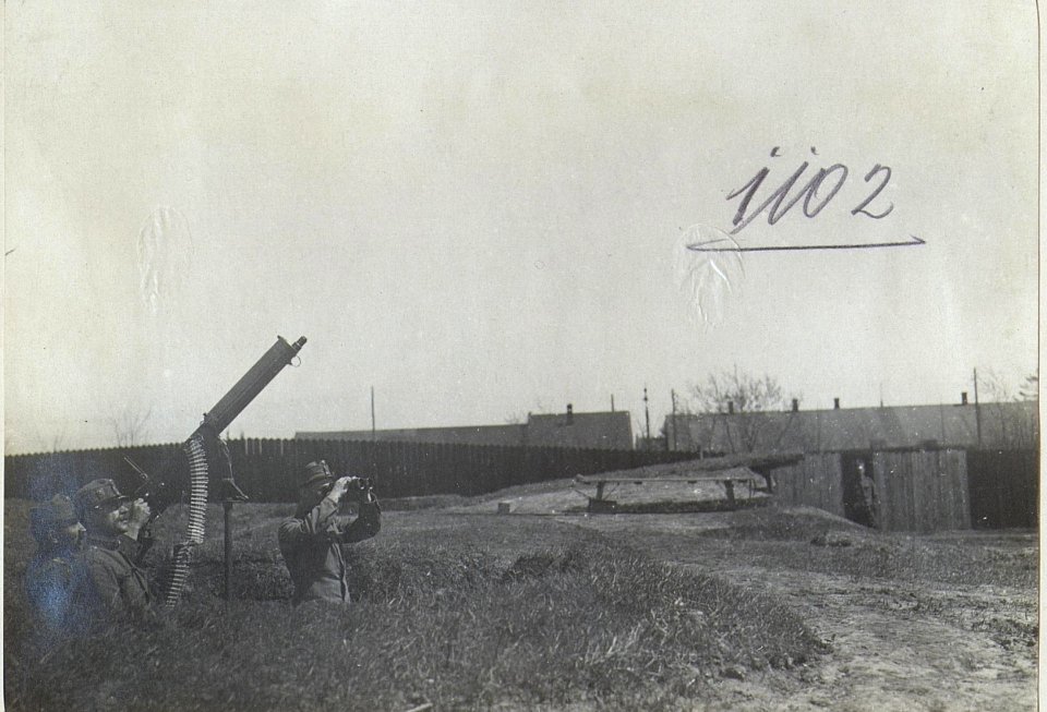 Chodorow, Maschinengewehr für Fliegerabwehr nächst Bahnhof. (BildID 15729507)