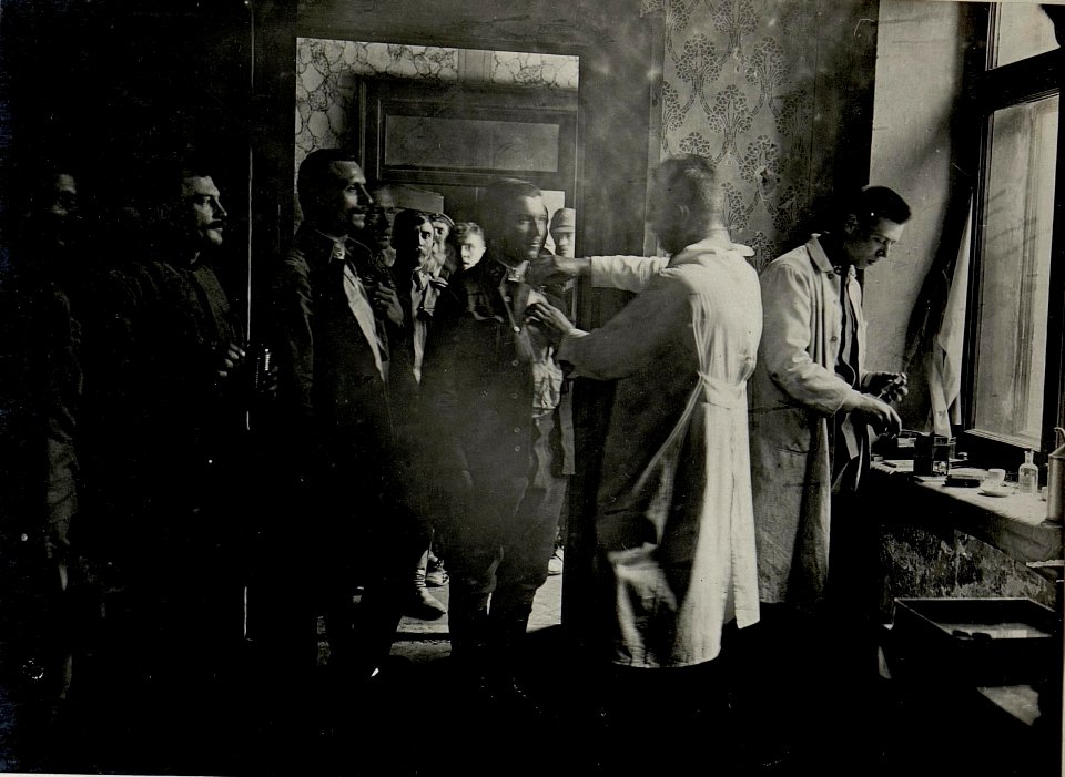 Choleraimpfung in BUCZACZ. Aufgenommen am 12.V.1916. (BildID 15534602)