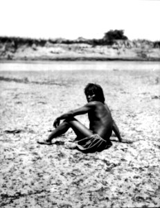 Choroti, manstyp (fotografititel, katalogkort). Man sittandes på en sanddyn. Gran Chaco. Bolivia - SMVK - 004762 photo