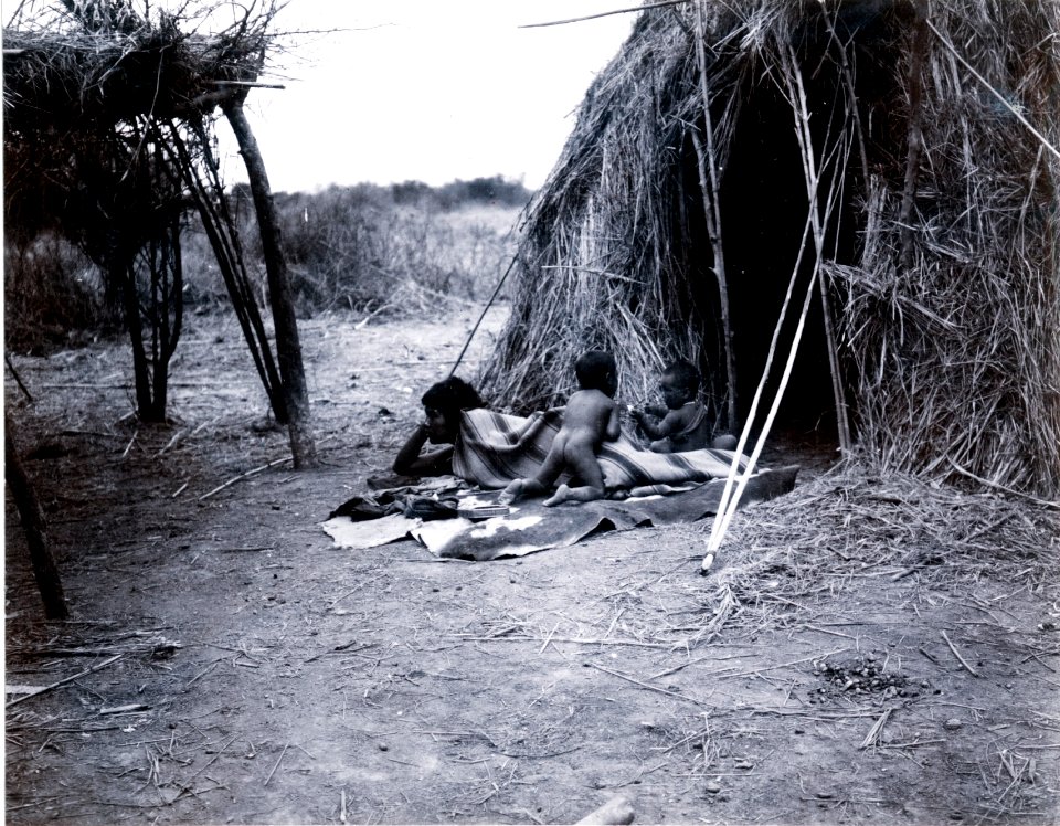 Choroti; moder med barn. samma som 71-10. 71-10 saknas (Ant.SK). Gran Chaco. Bolivia - SMVK - 0072.0019