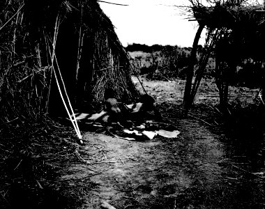 Chorotimamma med sin lilla gosse och hans. lekkamrat. Gran Chaco. Bolivia - SMVK - 004752