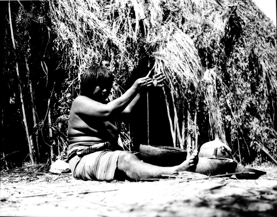 Choroti; kvinna, tillverkande ett lerkärl. färdiga kärl. Gran Chaco. Bolivia - SMVK - 004785