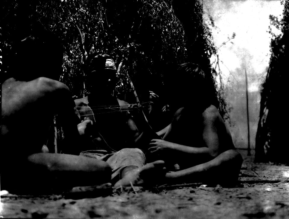 Choroti; lek med trådfigurer. Gran Chaco. Bolivia - SMVK - 004799