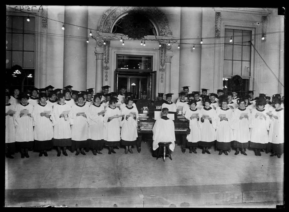 Chorus at White House, Washington, D.C. LCCN2016887035