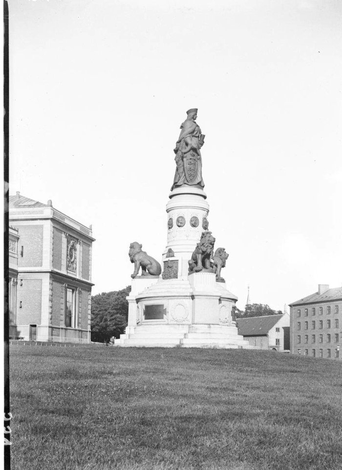 Chr. IX og dronning Louises guldbryllupsmonument foran Statens museum for kunst