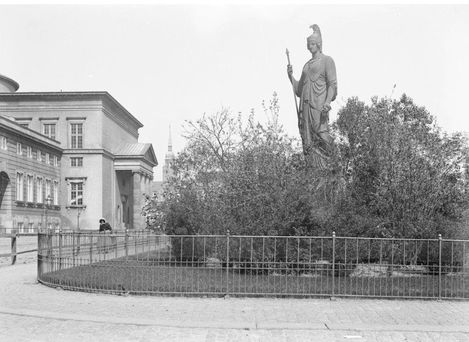 Christiansborgs Slotsplads. Pallas Athene