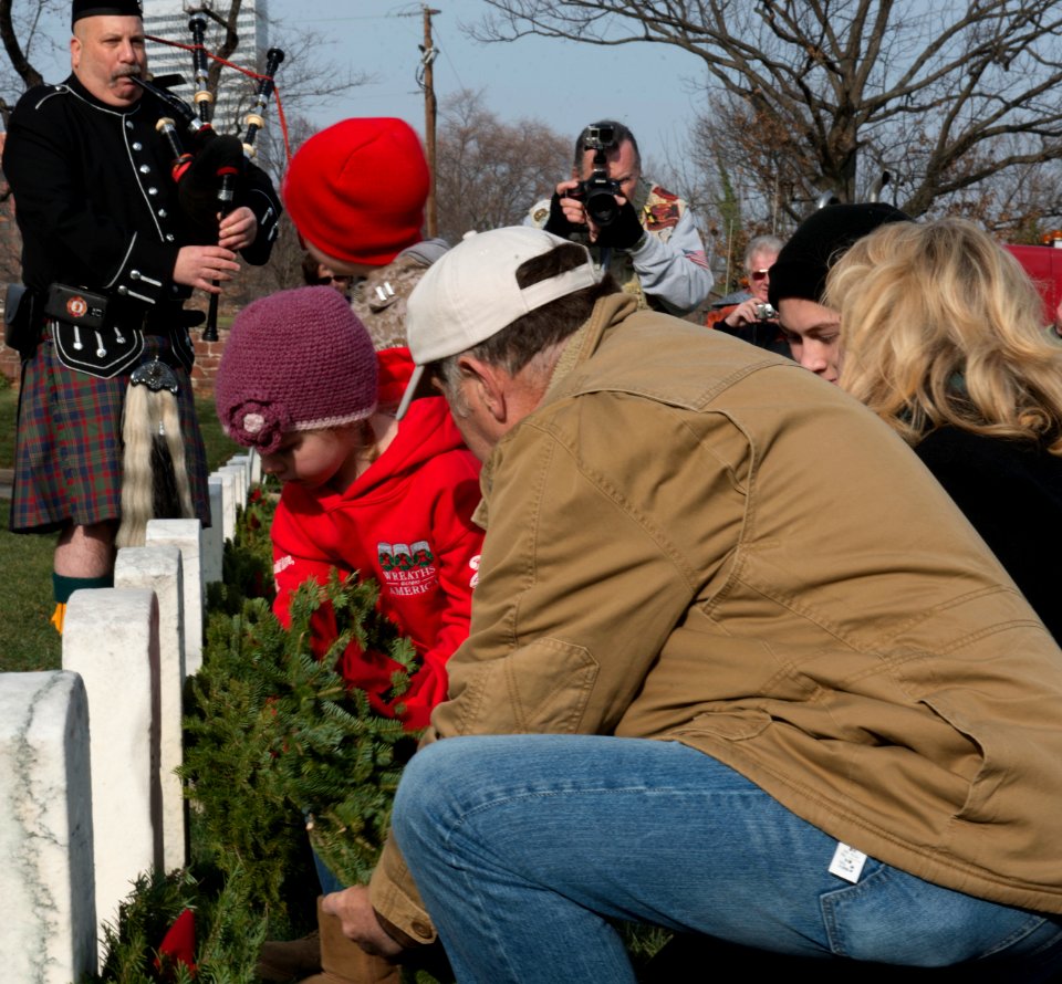 Christman wreath laying (15393864103)