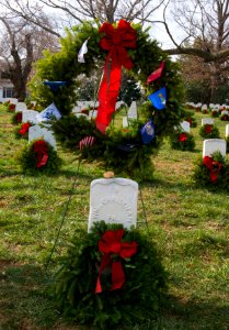 Christman wreath laying - wreath (15987711576)