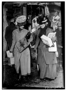 Christmas shoppers LCCN2014689326